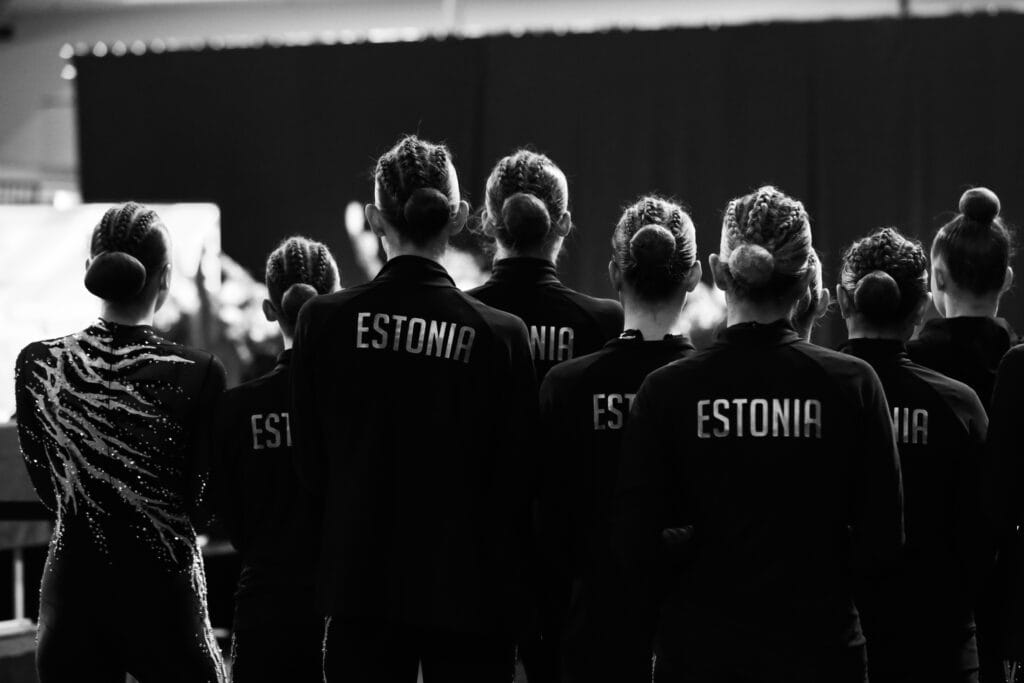 Eesti iluvõimlemise koondis rivis enne võistlust – ühtne meeskond ja keskendumine areeni ääres.